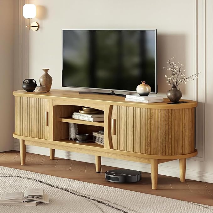 Decofy Mid Century TV Stand for TVs up to 65 Inches, Entertainment Center with Storage, Power Outlet, Fluted Sliding Doors & Adjustable Shelves, Modern Media TV Console Table for Living Room (Oak)