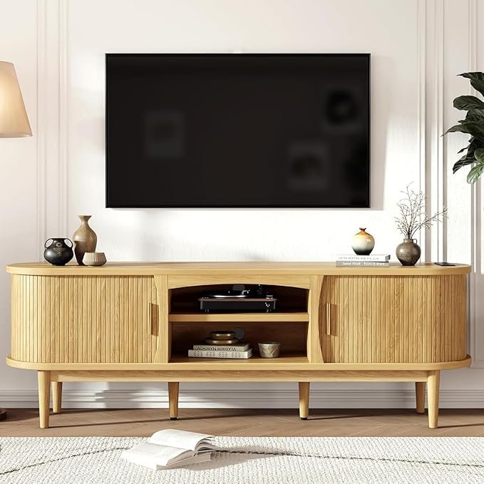Decofy Mid Century TV Stand for TVs up to 65 Inches, Entertainment Center with Storage, Power Outlet, Fluted Sliding Doors & Adjustable Shelves, Modern Media TV Console Table for Living Room (Oak)
