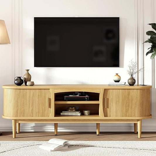 Decofy Mid Century TV Stand for TVs up to 65 Inches, Entertainment Center with Storage, Power Outlet, Fluted Sliding Doors & Adjustable Shelves, Modern Media TV Console Table for Living Room (Oak)