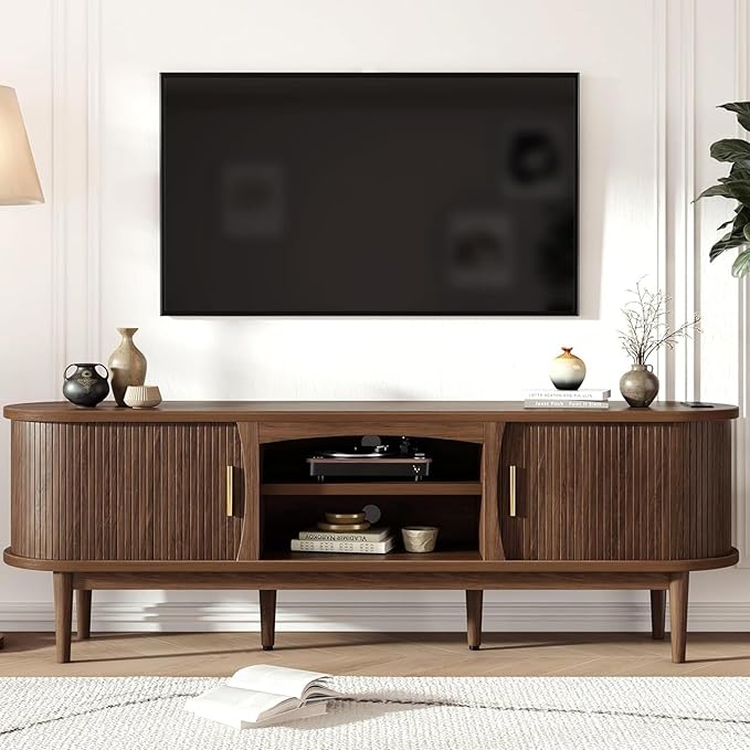 Decofy Mid Century TV Stand for TVs up to 65 Inches, Entertainment Center with Storage, Power Outlet, Fluted Sliding Doors & Adjustable Shelves, Modern Media TV Console Table for Living Room (Walnut)